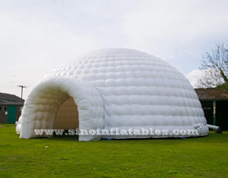 50 άτομα 10 μέτρα λευκή γιγαντιαία φουσκωτή σκηνή ιγκλού με θόλο με σήραγγα εισόδου από μουσαμά με γυαλιστερό pvc