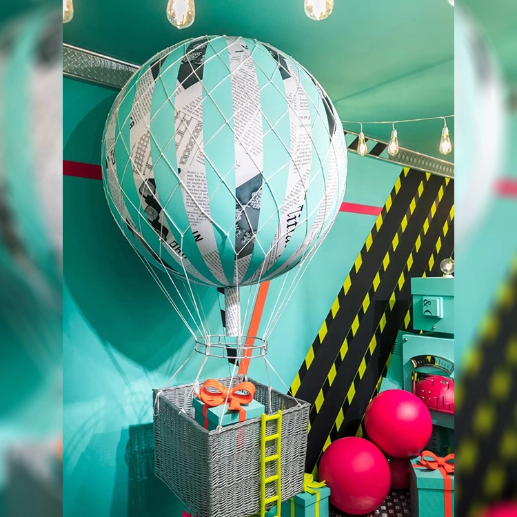 Έγχρωμα μπαλόνια θερμού αέρα σε πωλήσεις σκηνικά επίδειξης παραθύρων