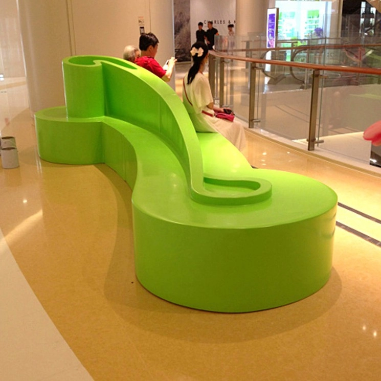 Διακόσμηση μεγάλης καρέκλας πάγκου Fiberglass Notes στο εμπορικό κέντρο