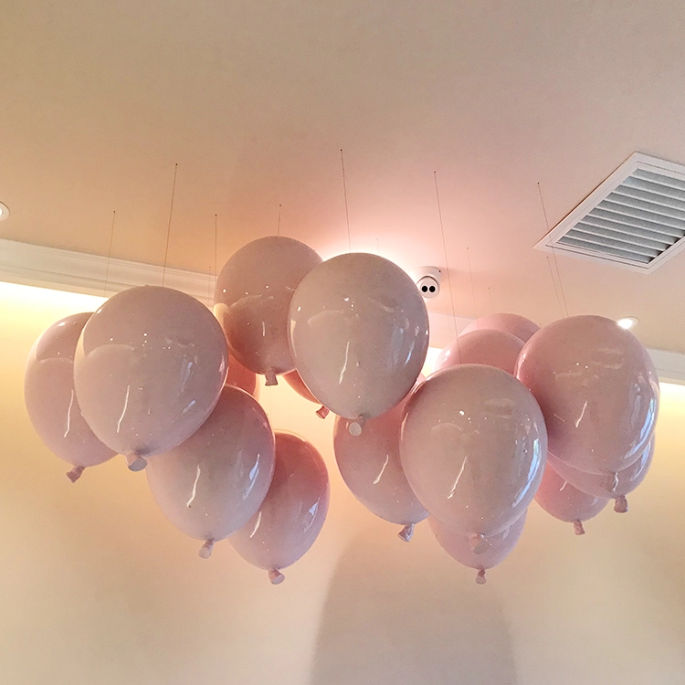Κρεμαστά μπαλόνια από fiberglass για βιτρίνα καταστημάτων λιανικής