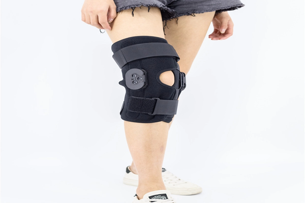 ACL με αρθρωτό γόνατο περιτυλιγμένο OK υφασμάτινο πλαστικοποιημένο διαπνέον επένδυση από νεοπρένιο με ανοιχτή επιγονατίδα