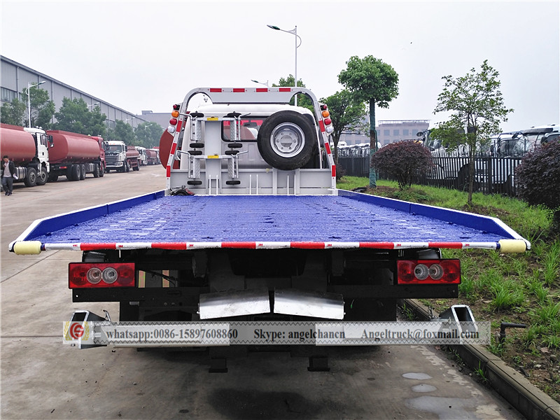 Wheel-lift wrecker truck