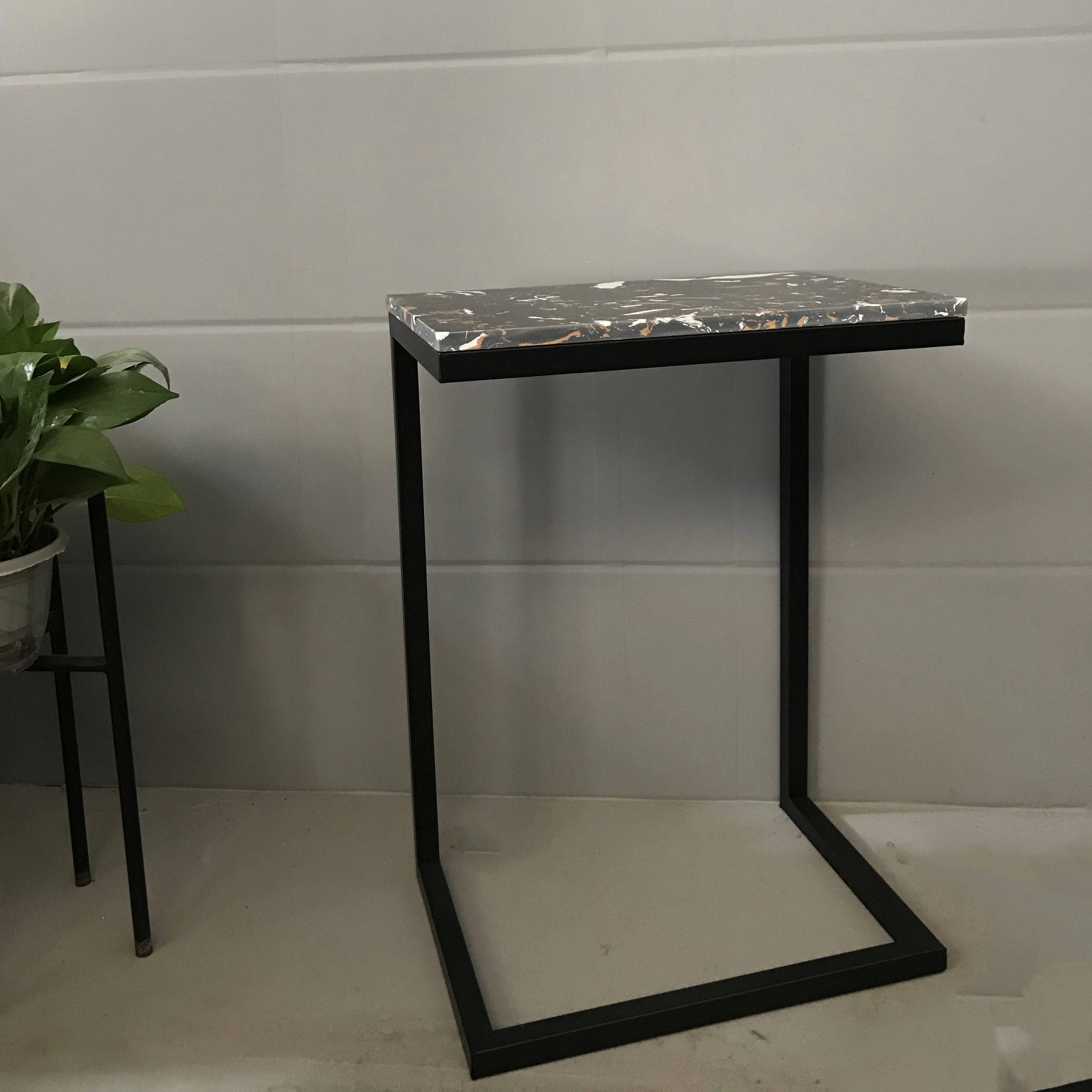 Βοηθητικό τραπέζι από απλό μάρμαρο σχήματος C