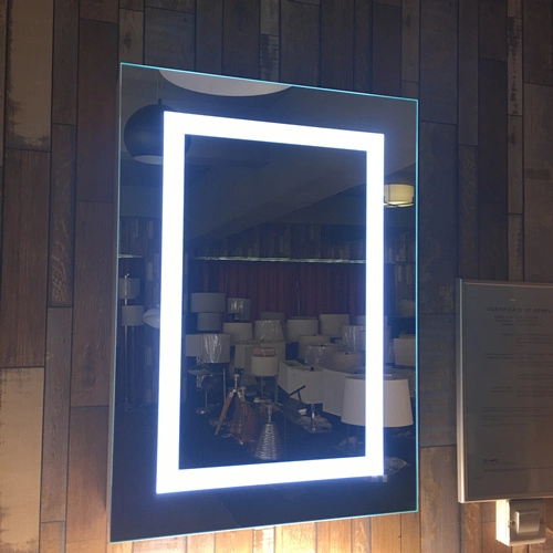 Ντουλάπι καθρέφτη μπάνιου με φωτισμό LED με υποδοχή ξυριστικής μηχανής