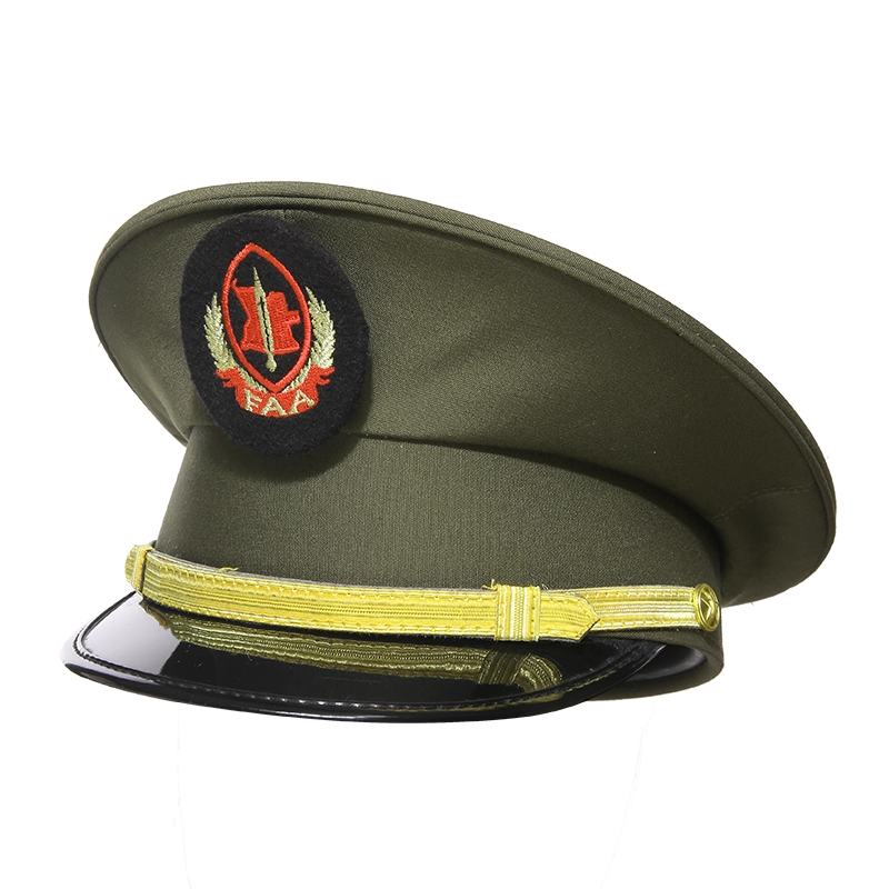 Στρατιωτική στολή με κορυφαίο καπέλο αξιωματικού