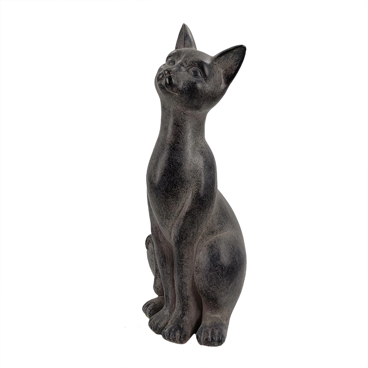 Άγαλμα ζώου με ειδώλιο ρετσινιού γατάκι που στέκεται μαύρη γάτα